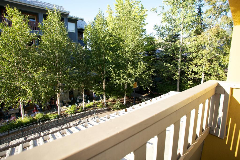 Town Plaza By Mountainview Accommodation Whistler Room photo