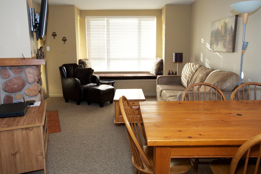 Town Plaza By Mountainview Accommodation Whistler Room photo