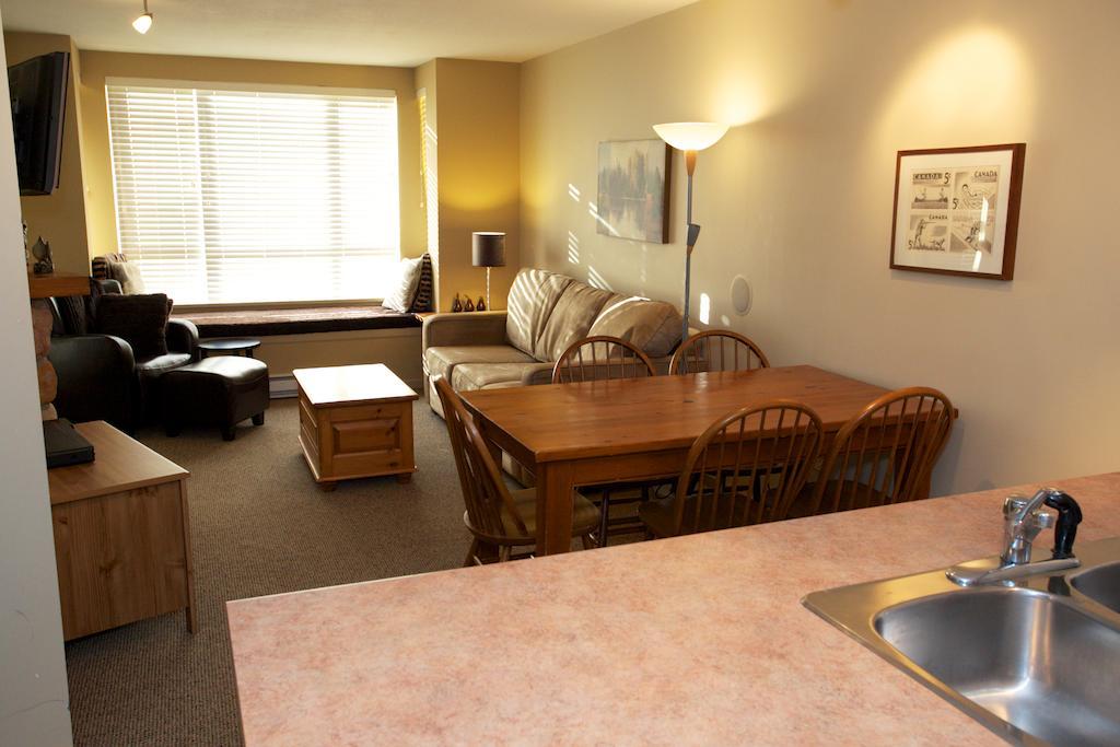 Town Plaza By Mountainview Accommodation Whistler Room photo
